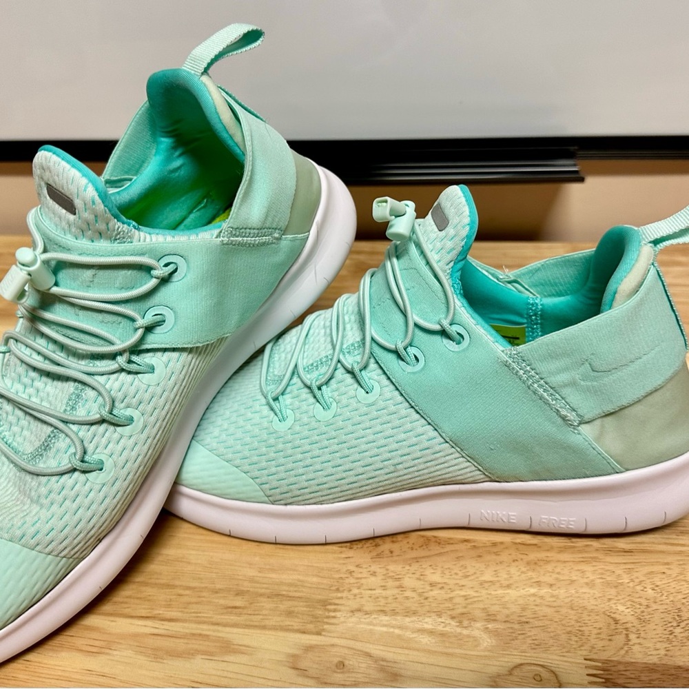 Women’s size 10. Nike Free Run Commuter.